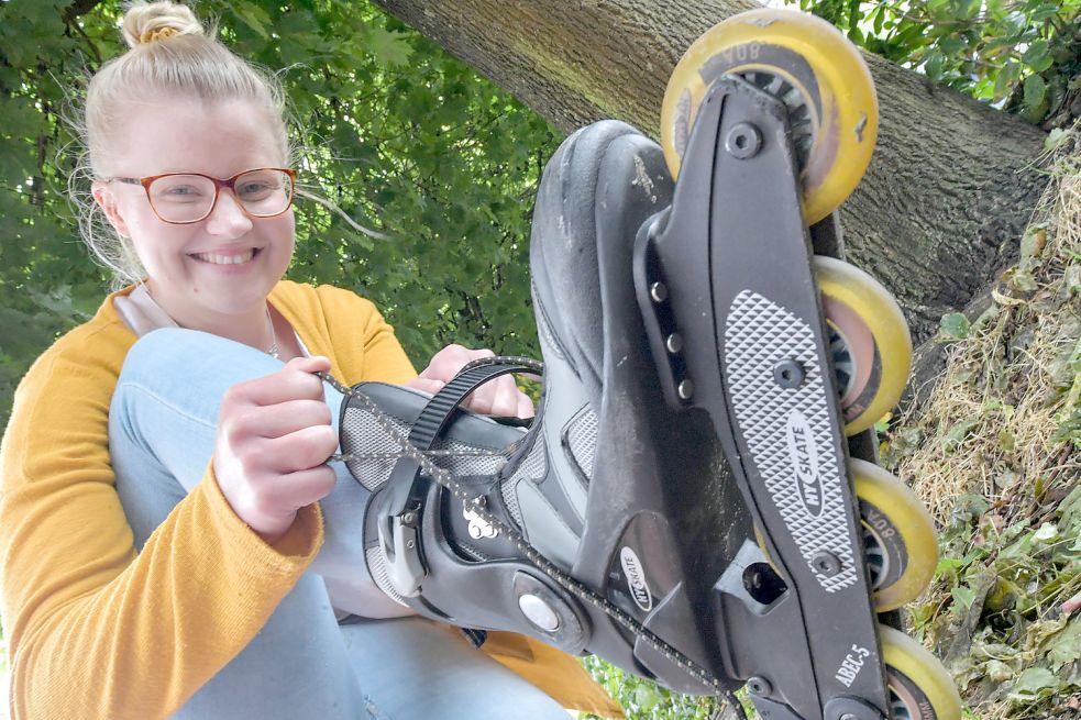 Schnell zugeschnürt und ab geht‘s! Inline-Skates sind in Corona-Zeiten wieder beliebter. Foto: Ortgies