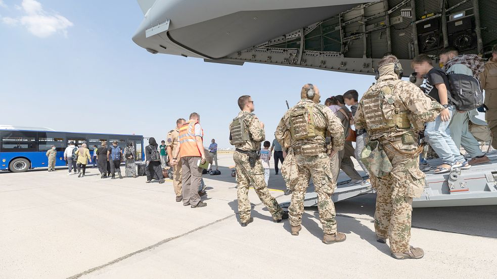 Bundeswehraktion zur Rettung Schutzbedürftiger aus Kabul: Die Menschen wurden zunächst nach Taschkent in Usbekistan geflogen (Bild). Foto: Tessensohn/Bundeswehr