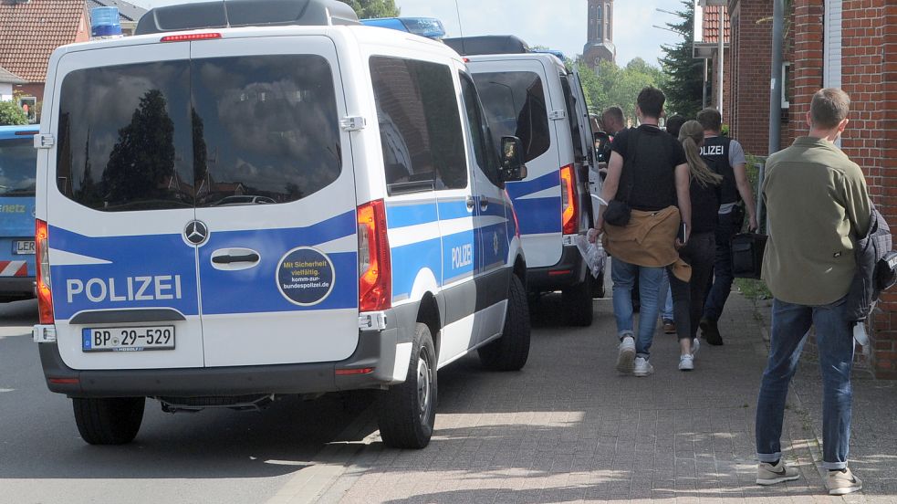 Einsatzkräfte der Bundespolizei waren am Dienstag am Rajen in Rhauderfehn im Einsatz. Foto: Zein