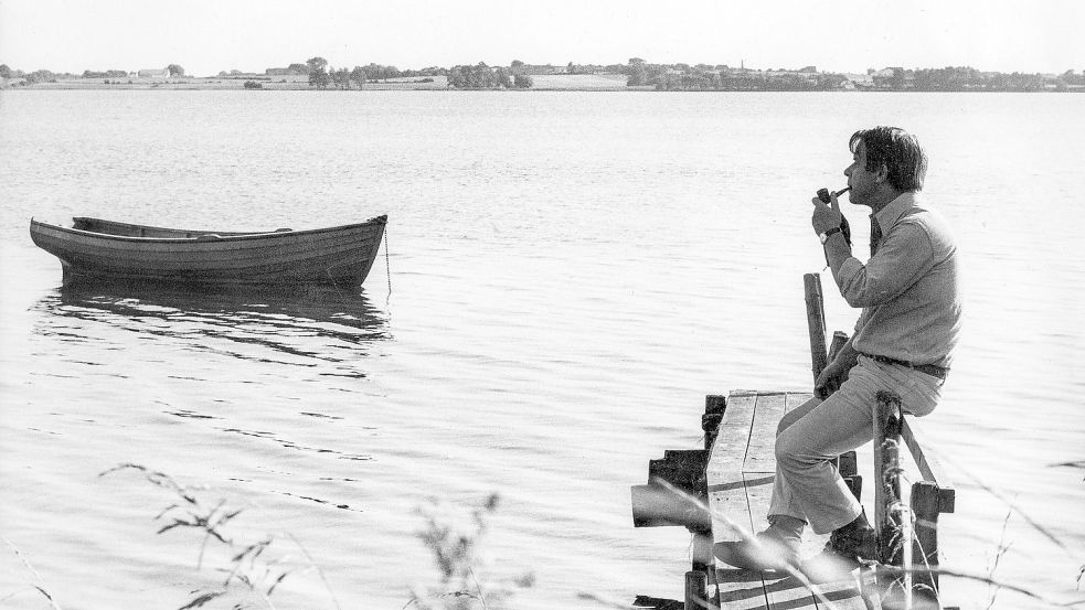 Enge Verbindung zum Wasser: Siegfried Lenz mit Pfeife auf dem Steg seines Sommerhauses auf der dänischen Insel Alsen. Foto: Privatarchiv/Siegfried Lenz Stiftung