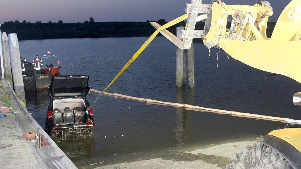 Mit einem Radlader wurde der Wagen aus dem Wasser gezogen. Foto: Feuerwehr