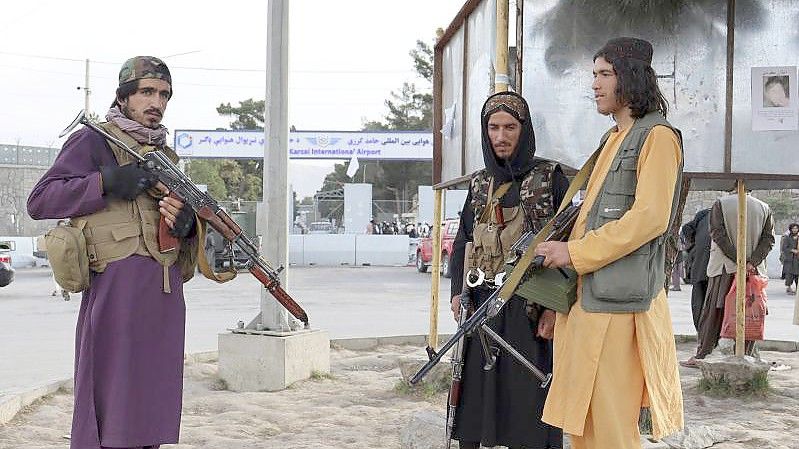 Kämpfer der Taliban stehen nach dem Abzug der USA vor dem internationalen Flughafen in Kabul. Foto: Khwaja Tawfiq Sediqi/AP/dpa