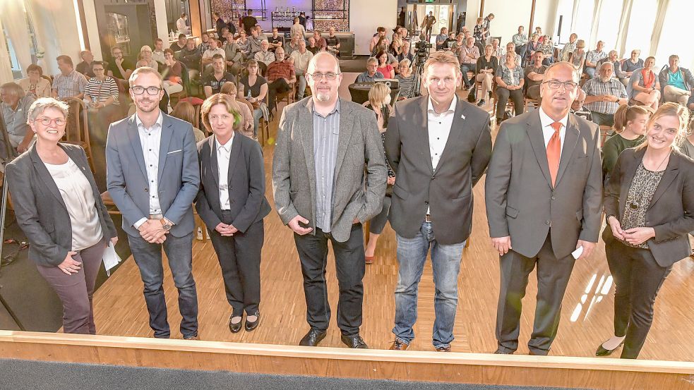 Die Moderatorinnen, Kandidaten und Kandidatin der Podiumsdiskussion in Moormerland: Von links: OZ- Redakteurin Karin Lüppen. Hendrik Schulz (SPD), Birgit Struckholt (parteilos mit Unterstützung durch die CDU), Rainer Kottke (Grüne), Torsten Bruns (Einzelbewerber), Reinhard van Westen (parteilos) und OZ-Bezirksleiterin Nikola Nording. Foto: Ortgies