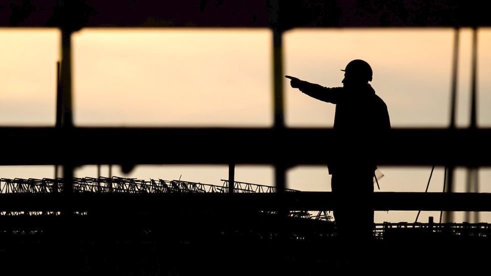 Am Bau läuft es nach wie vor rund. Der Arbeitsmarkt in Ostfriesland ist relativ stabil. Foto: Stratenschulte/dpa