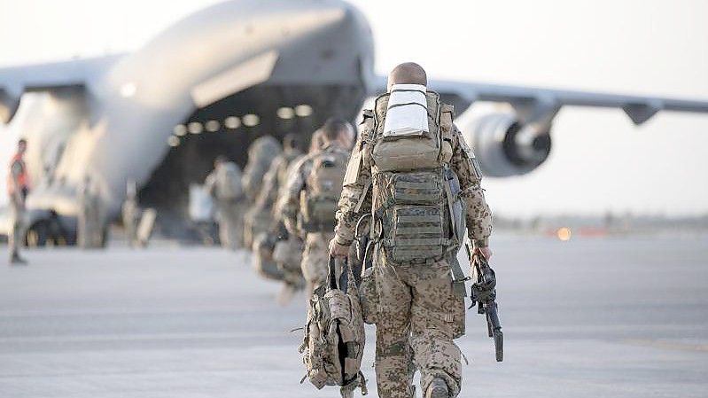 Bundeswehr-Soldaten beim Abzug aus Afghanistan. Was bleibt nach 20 Jahren Militäreinsatz?. Foto: Torsten Kraatz/Bundeswehr/dpa