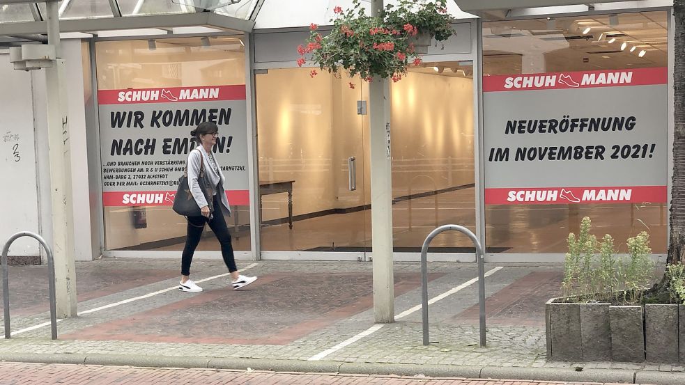 In den Schaufenstern wird es schon angekündigt: Die Kette Schuh-Mann zieht in einen Teil des ehemaligen Geschäftes von C&A an der Neutorstraße. Die Verkaufsfläche ist etwa 400 Quadratmeter groß. Foto: H. Müller
