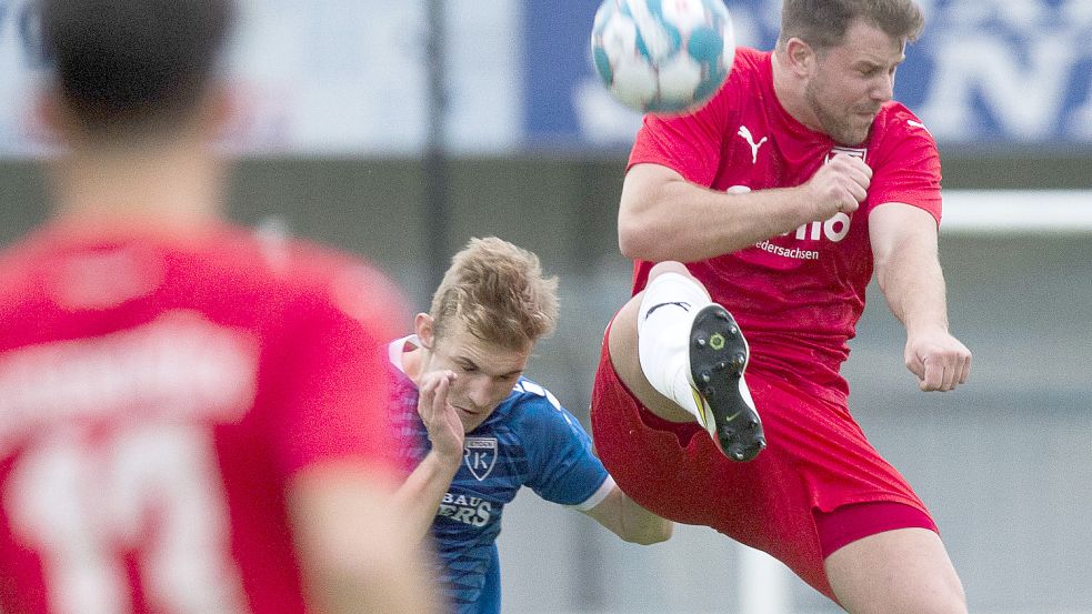 Die Bersenbrücker (rote Trikots) hatten ihre Mühe. Foto: Doden
