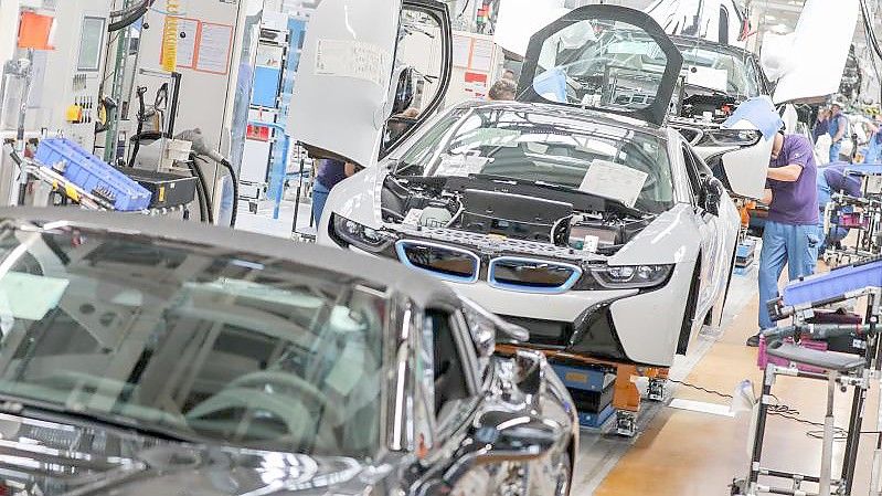 Mitarbeiter im BMW-Werk Leipzig arbeiten in der Montage des i8. Die deutsche Autoindustrie ist nach den Corona-Lockdowns wieder in Fahrt gekommen. Foto: Jan Woitas/dpa-Zentralbild/dpa