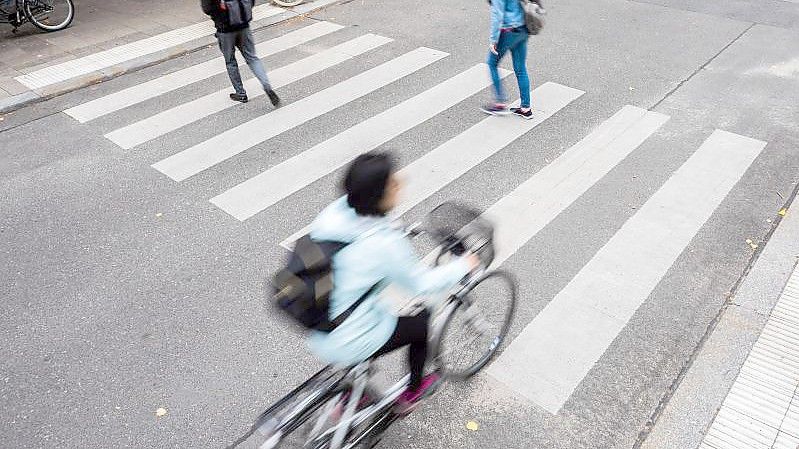Radfahrer auf Zebrastreifen - was gilt da eigentlich genau?. Foto: Christoph Soeder/dpa