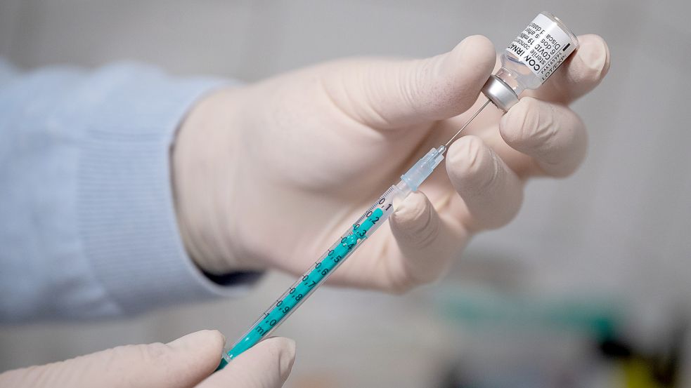 Ein Arzt zieht mit dem Impfstoff von Biontech eine Spritze auf. Foto: Gollnow/dpa