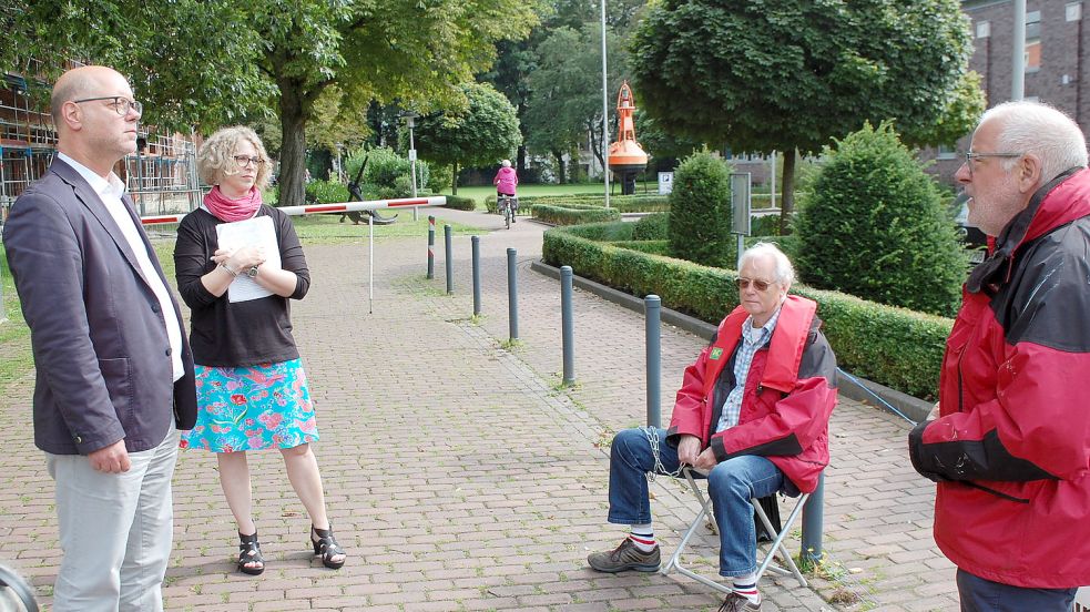 Der stellvertretende BAV-Chef Frank Hentschel (links) und Behördensprecherin Eva Hülsmann kamen aus dem Gebäude und sprachen mit Heinz Salewski (sitzend) und Heinz-Günther Buß. Foto: H. Müller
