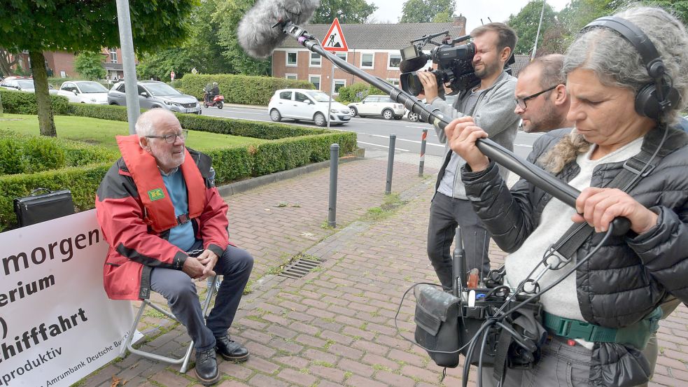 Die Protestaktion des Emder Feuerschiffsvereins in Aurich stieß auf großes Medieninteresse. Foto: Ortgies