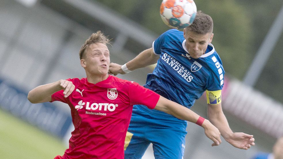 Nach dem Pokalerfolg am Mittwoch gegen Bersenbrück (rechts Kapitän Bastian Dassel) wartet mit dem Topspiel am Sonnabend gegen BW Lohne der nächste Höhepunkt auf die Ostfriesen. Foto: Doden