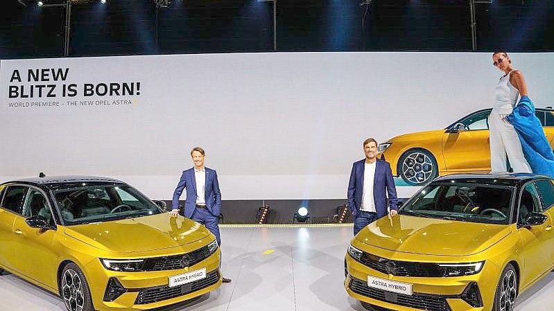 Uwe Hochgeschurtz (l), Opelchef in Deutschland, und Jürgen Klopp, Trainer des FC Liverpool und Markenbotschafter, präsentieren den neuen Opel Astra im Opelwerk Rüsselsheim. Foto: Andreas Arnold/dpa