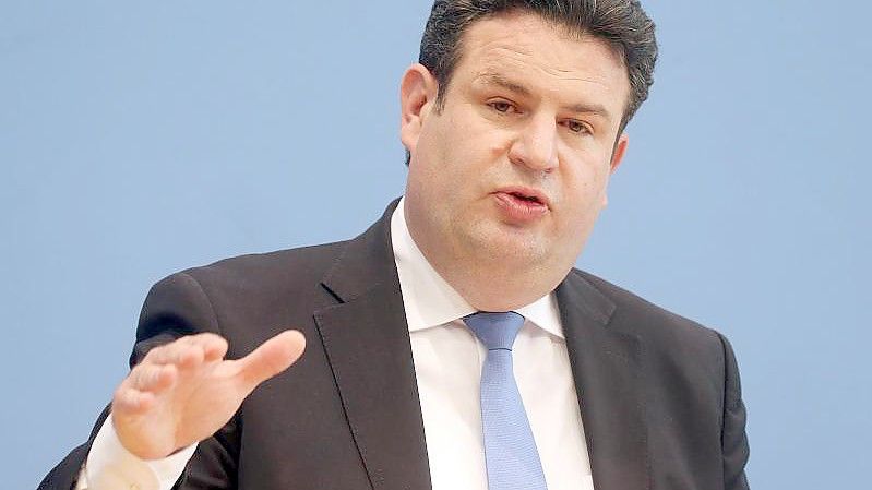 Bundesarbeitsminister Hubertus Heil (SPD) hat sich gegen eine Impfstatusabfrage von Arbeitgebern unter Beschäftigten ausgesprochen. Foto: Wolfgang Kumm/dpa