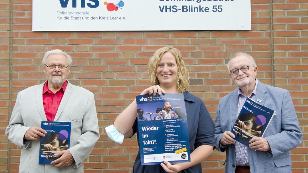 Stellvertretender VHS-Vorsitzender Hans Fricke, VHS-Leiterin Raphaela Huber und VHS-Vorstandsvorsitzender Jörg Furch bei der Vorstellung des neuen Halbjahresprogramms. Foto: VHS