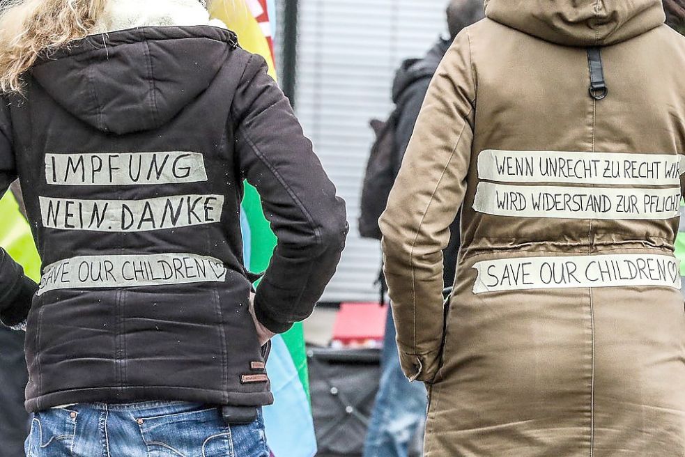Äußerungen wie „Impfung - Nein Danke“ oder „Impfen tötet“ sieht man vor allem auf „Querdenker“-Demos wie hier in Oldenburg sehr häufig. Doch Impfgegner gab es auch vor mehr als 100 Jahren schon. Sie gründeten sogar Vereine. Foto: Hock