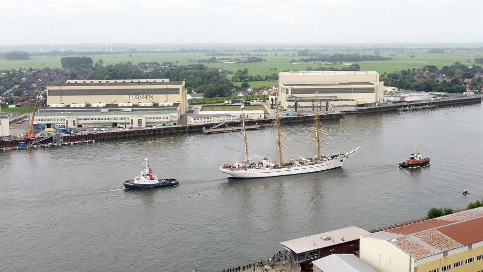 Die Gorch Fock verlässt die Lürssen-Werft. Das Schulschiff der Bundesmarine soll eine zweitägige Testfahrt auf der Weser und der Nordsee absolvieren. Am 4. Oktober soll die Gorch Fock in ihren Heimathafen Kiel zurückkehren. Foto: Markus Hibbeler/dpa