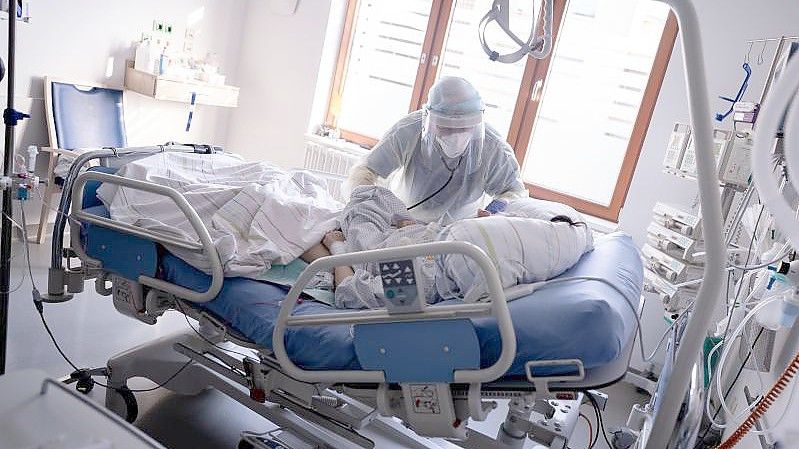 Ein Intensivpfleger arbeitet auf der Intensivstation des Krankenhauses Bethel in Berlin an einer Corona-Patientin. Foto: Kay Nietfeld/dpa