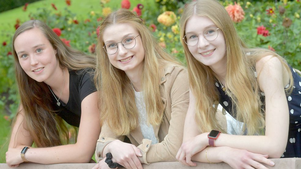 Alena Meyer (von links), Anna-Lea Oltmanns und Sarah Emkes wollen Blütenkönigin werden. Foto: Ortgies