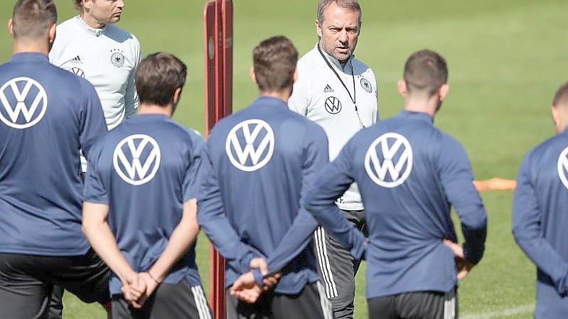 Ohne Kapitän Manuel Neuer und Thomas Müller musste Bundestrainer Hansi Flick das finale Training für das Liechtenstein-Spiel abhalten. Foto: Tom Weller/dpa