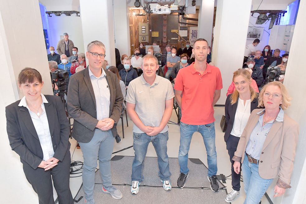 Die Kandidaten (von links) Silke Helbich (SPD), Heiko Abbas (CDU), Eugen Nazarenus (parteilos) und Markus Smidt (parteilos) zusammen mit den Moderatorinnen Nikola Nording und Tatjana Gettkowski. Foto: Ortgies