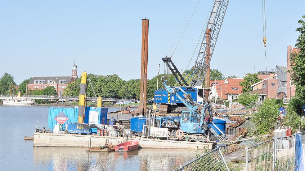 An der künftigen Uferpromenade wurden in den vergangenen Tagen die Verankerungen am Festland eingebracht. Foto: Wolters