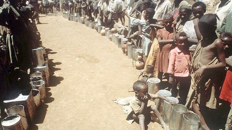 In langen Schlangen warten hungernde Äthiopier im Jahr 1983 auf Lebensmittel. Das Land litt damals unter einer jahrelangen Dürre. Foto: Lehtikuva Oy/dpa