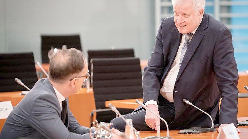 Außenminister Heiko Maas (l, SPD) und Innenminister Horst Seehofer (CSU). Eine Rettungsinitiative macht den Ministerien der beiden schwere Vorwürfe. Foto: Kay Nietfeld/dpa