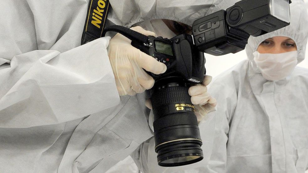 Wie auf diesem Symbolbild wurde auch das Tatwerkzeug des Verbrechens am 14. August 2010 von der Kriminaltechnik untersucht. Foto: Rehder/dpa