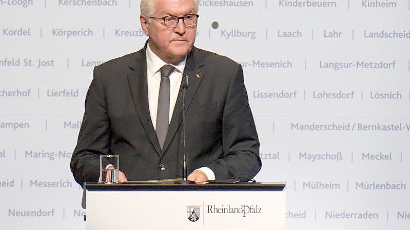 Bundespräsident Frank-Walter Steinmeier spricht beim Staatsakt des Landes Rheinland-Pfalz zum Gedenken der Opfer der Flutkatastrophe in der Ring-Arena am Nürburgring. Foto: Thomas Frey/dpa