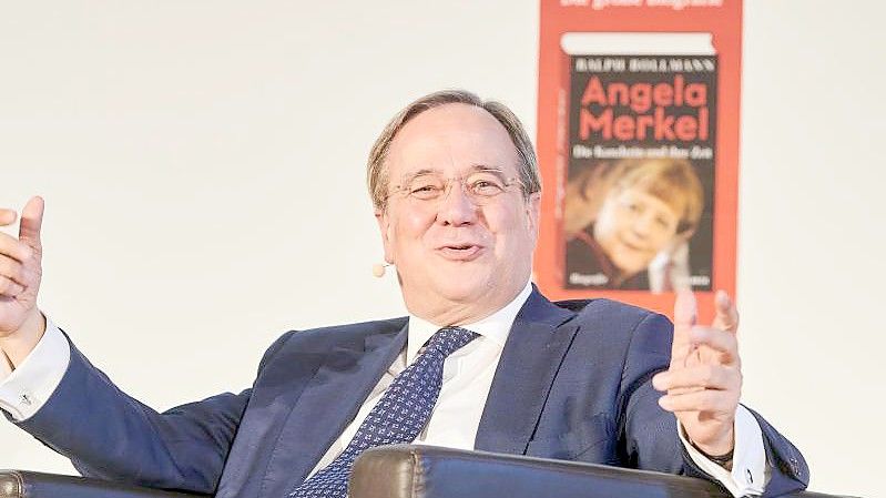 Union-Kanzlerkandidat Armin Laschet stellt eine Merkel-Biografie vor. Foto: Annette Riedl/dpa