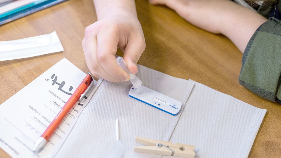 Testen, testen, testen: In Niedersachsen gibt es zum Schulstart bis Freitag, 10. September, eine tägliche Testpflicht. Ab Montag, 13. September, sind drei Corona-Tests pro Woche vorgesehen. Foto: Marius Becker/dpa