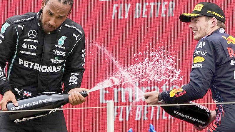 Lewis Hamilton (l) und Max Verstappen liefern sich einen Zweikampf an der Spitze der WM-Wertung. Foto: Francois Mori/AP/dpa