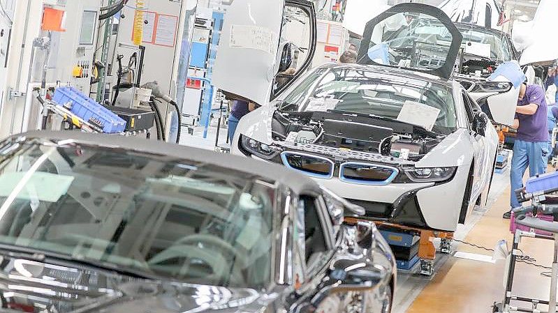 Mitarbeiter im BMW-Werk Leipzig arbeiten in der Montage des i8. Foto: Jan Woitas/dpa-Zentralbild/dpa