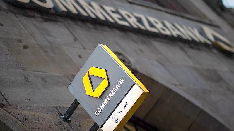 Die Commerzbank setzt nach einem Filialkahlschlag auf digitale Beratungszentren. Foto: Daniel Karmann/dpa