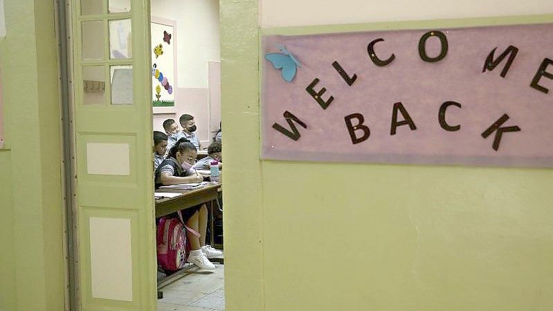 Willkommen zurück: Schüler und Schülerinnen in einem Klassenraum in Jerusalem. Foto: Maya Alleruzzo/AP/dpa