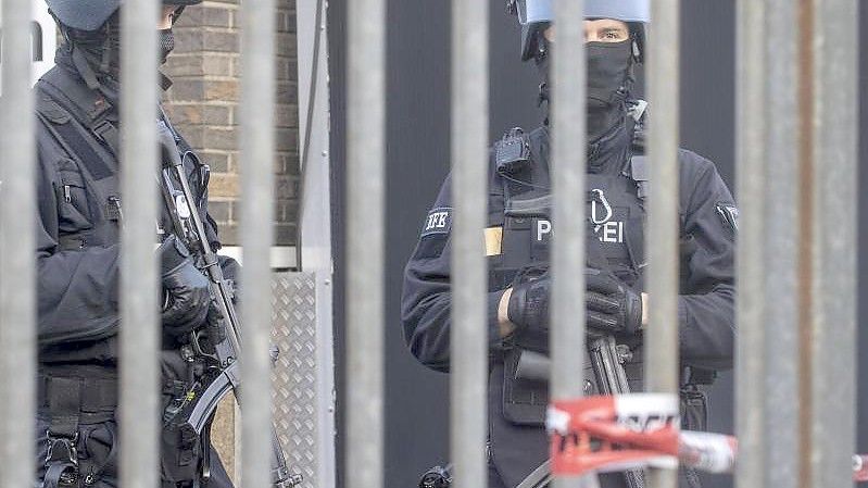 Polizisten in Duisburg: Bei einer Razzia gegen Rockerkriminalität hat die Polizei am Donnerstagmorgen in mehreren Städten an Rhein und Ruhr mindestens 20 Gebäude durchsucht. Foto: Christoph Reichwein/dpa