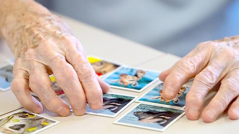 Eine Bewohnerin einer Pflegestation spielt „Memory“. Foto: Sven Hoppe/dpa