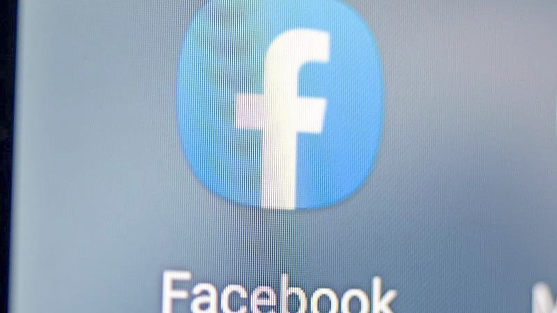 Auf dem Bildschirm eines Smartphones sieht man das Logo der Facebook-App. Foto: Fabian Sommer/dpa