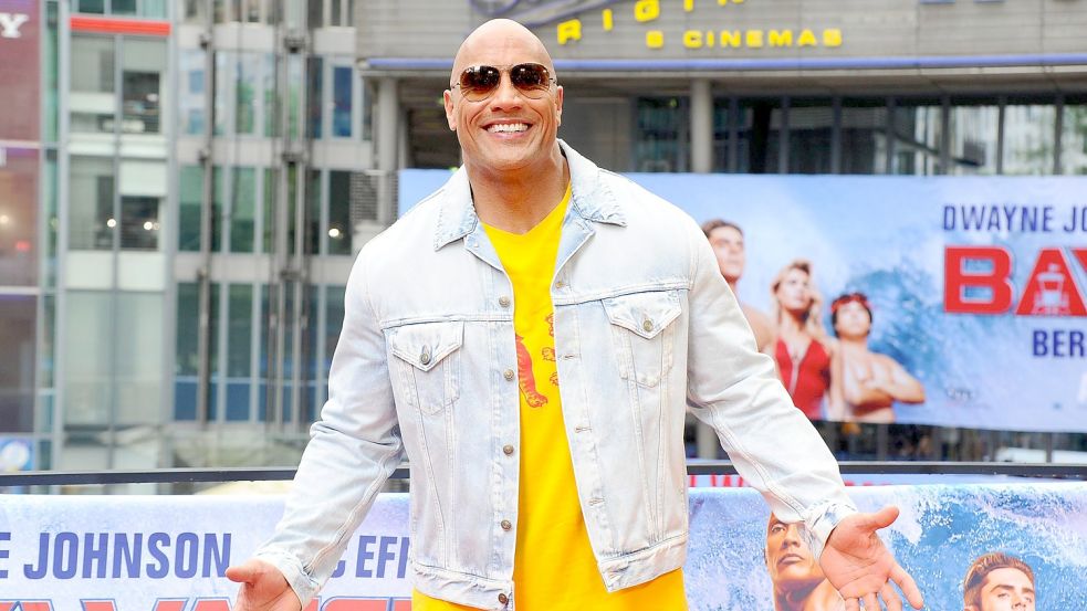 Dwayne Johnson kennt man aus Filmen wie „Baywatch“ oder „Jumanji“. Nun wurde ein Foto veröffentlicht, auf dem ein Polizist ihm zum Verwechseln ähnlich sieht. Foto: Ralf Mueller/imago images