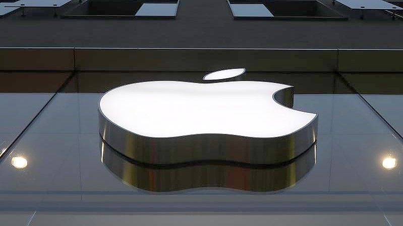 Im Streit um die finanziellen Rahmenbedingungen im Apple App Store kommt der iPhone-Konzern den Anbietern von Medien-Apps entgegen. Foto: Matthias Schrader/AP/dpa