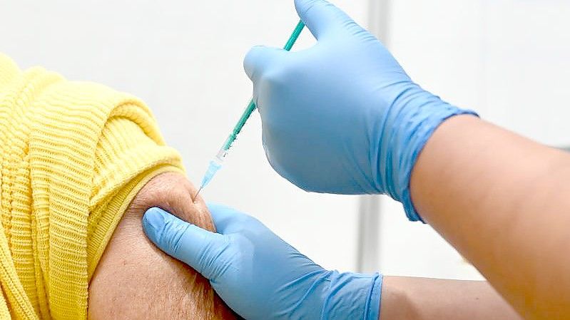 Im Impfzentrum am Robert-Bosch-Krankenhaus wird eine Auffrischimpfung gegen das Coronavirus verabreicht. Foto: Bernd Weißbrod/dpa