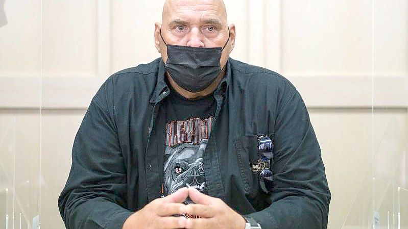 Der Angeklagte Ex-Rockerboss Frank Hanebuth im Gericht. Foto: Ole Spata/dpa