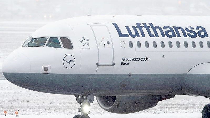 Ein Airbus A320 der Fluggesellschaft Lufthansa rollt auf dem Frankfurter Flughafen zum Enteisen. (Archivbild). Foto: Silas Stein/dpa