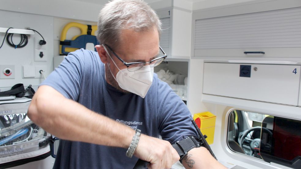 Notfallsanitäter Rainer Vogt demonstriert ein Tourniquet, ein Abbindesystem, das bei schweren Verletzungen zum Einsatz kommt. Foto: Oltmanns