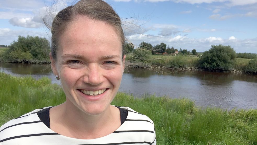 Hier steht Jessika Tuitjer in Amdorf auf dem Deich an der Leda. Das ist einer ihrer Lieblingsorte. Die Nortmoorerin kandidiert für das Bürgermeisteramt in der Samtgemeinde Jümme. Foto: Schneider-Berents