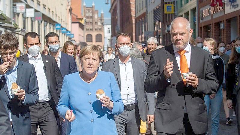 Bundeskanzlerin Angela Merkel spaziert durch die Altstadt von Stralsund. Foto: Stefan Sauer/dpa
