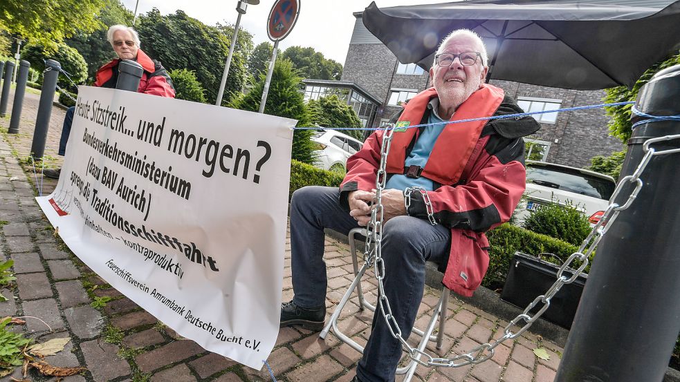 Heinz-Günther Buß (rechts) und Heinz Salewski vom Feuerschiffsverein hatten sich am Montag vor der Bundesanstalt für Verwaltungsdienstleistungen symbolisch angekettet. Foto: Ortgies