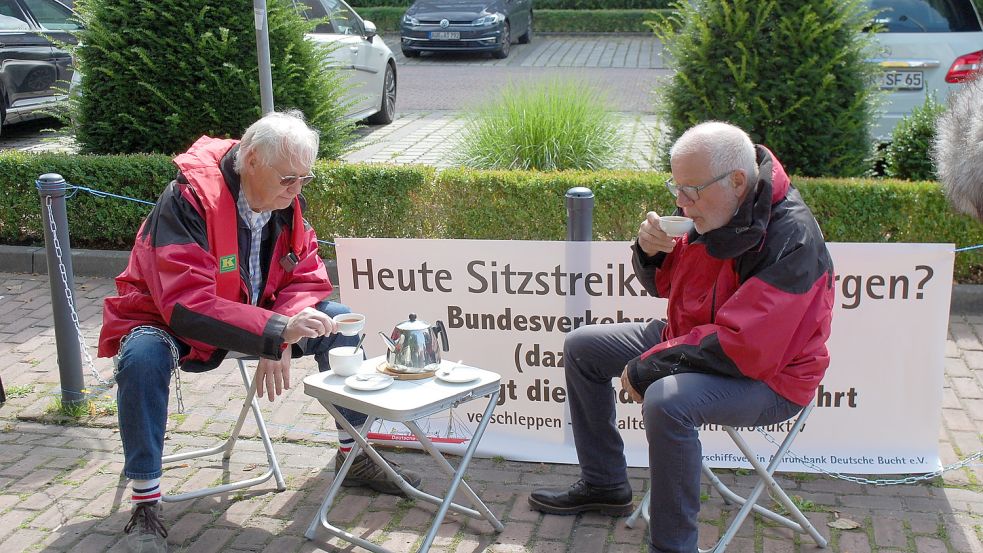 Teestunde in Ketten: Auf ein Tässchen des ostfriesischen Nationalgetränks wollten Heinz Salewski (links) und Heinz-Günther Buß bei ihrer Protestaktion in Aurich nicht verzichten. Foto: H. Müller